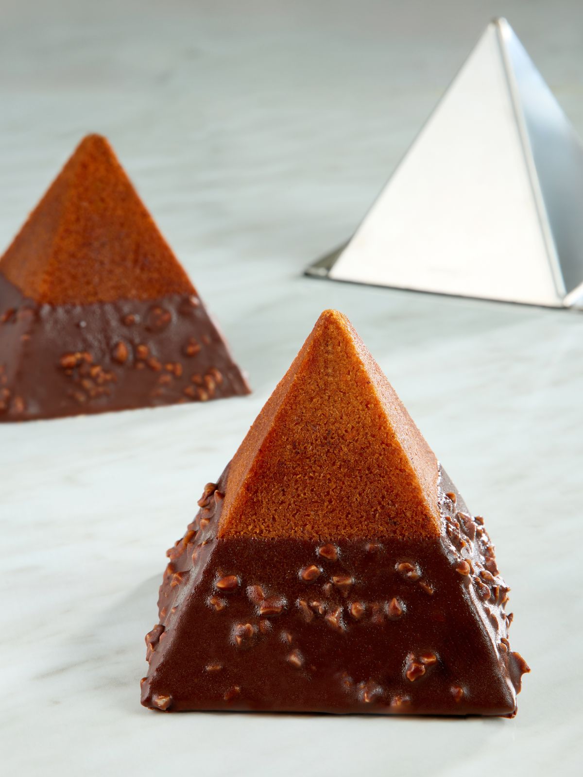 Piramide con impasto cake carote e glassa rocher